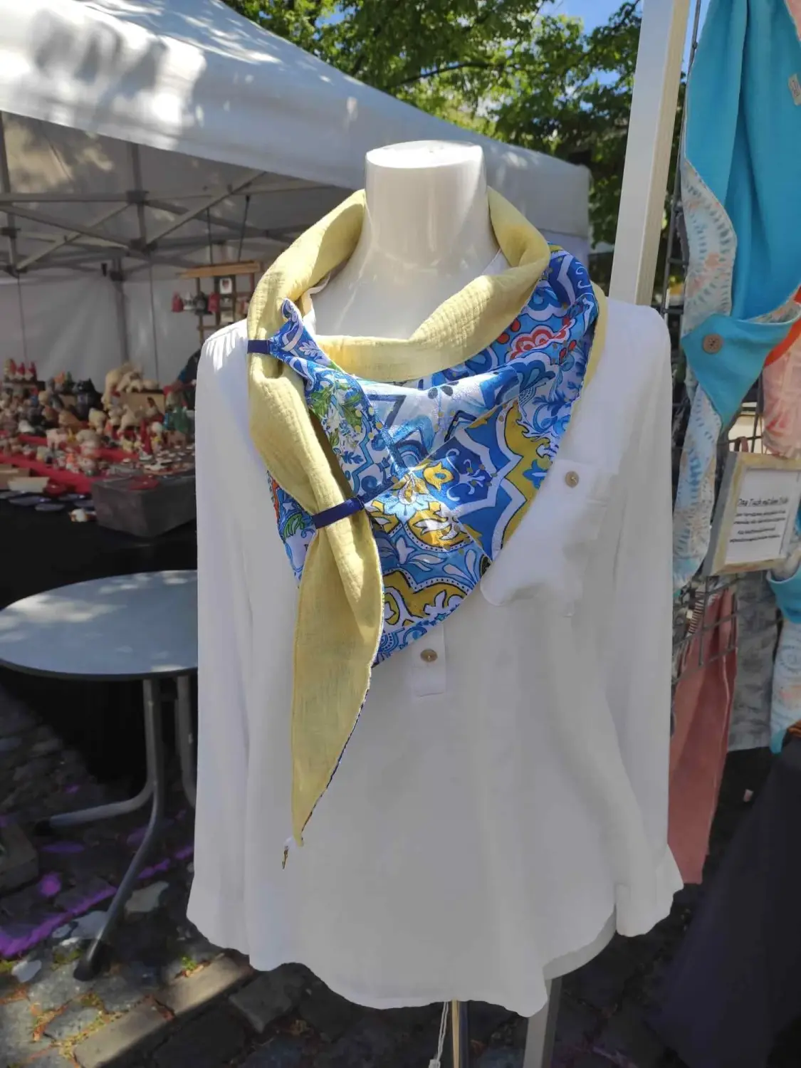 Rundherum – Stücke fürs Leben – Schal auf Schneiderpuppe